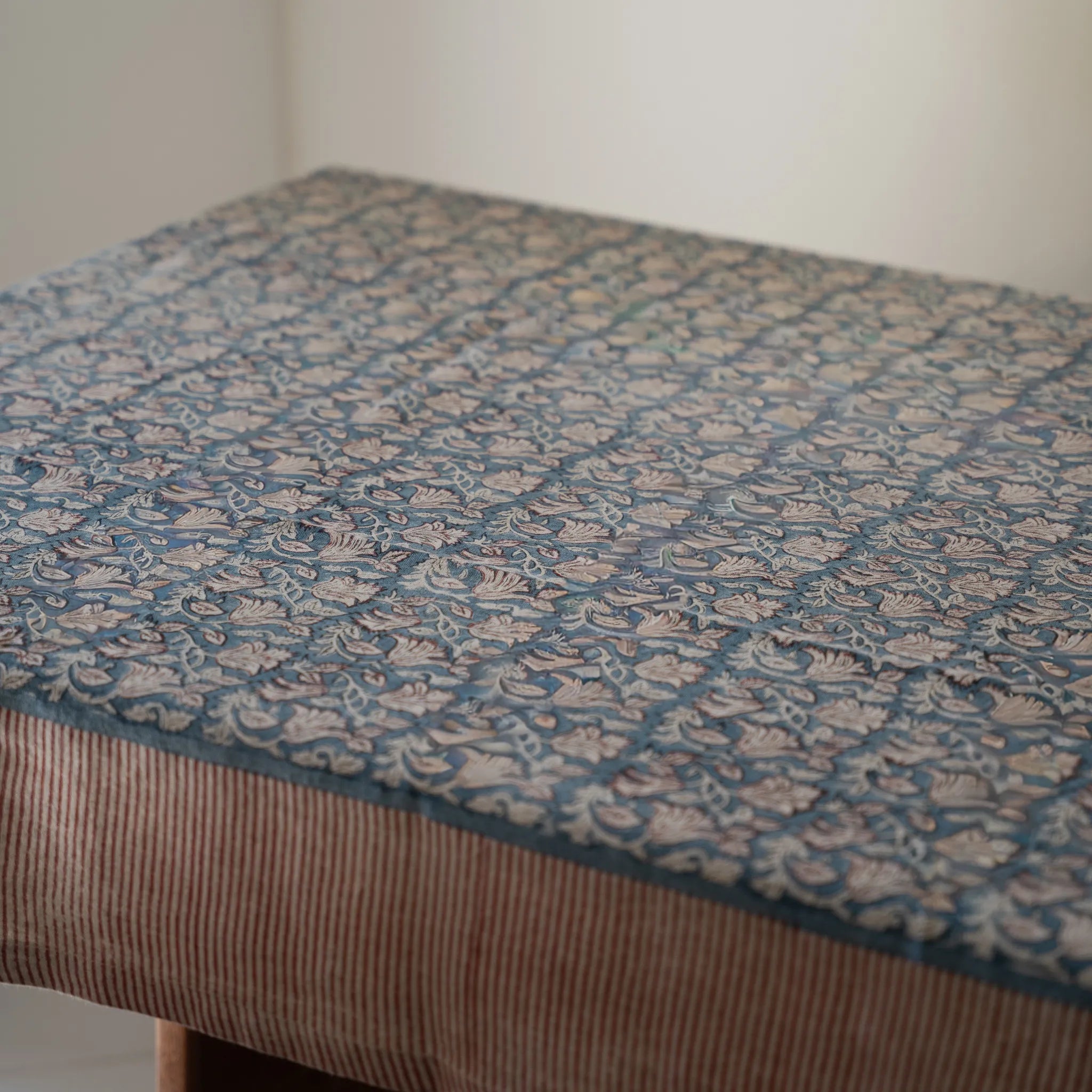 Toalha de Mesa Raja em Linho Block Print