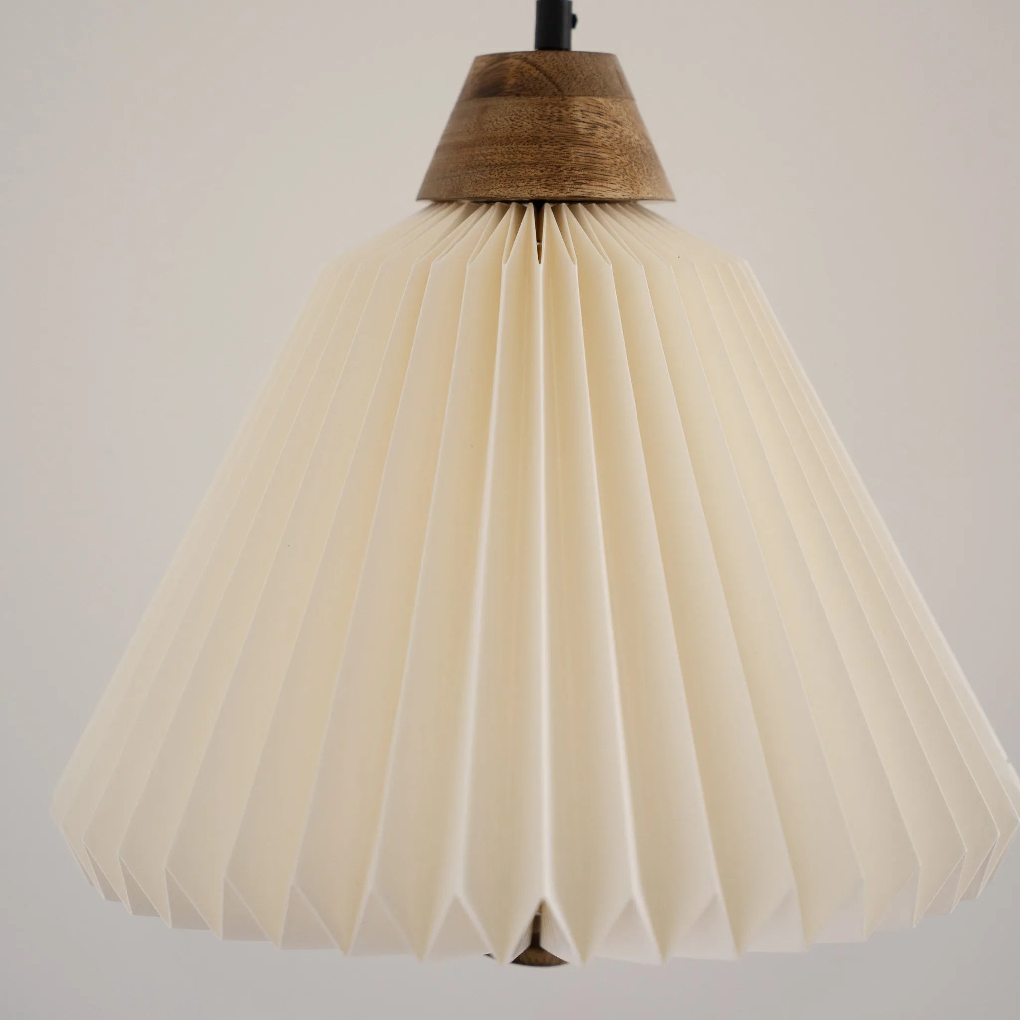 Luminária Pendente Puja Corrugada em Papel Especial